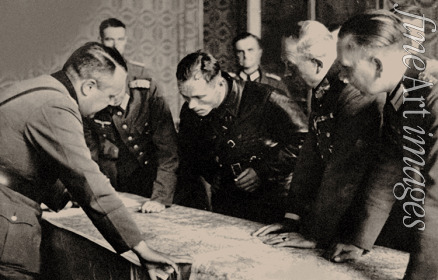 Unbekannter Fotograf - General Heinz Guderian (vorn 2. v. r.) und der Kommissar der Roten Armee Borowenski (vorn 3. v. r.) während der Vorverhandlungen