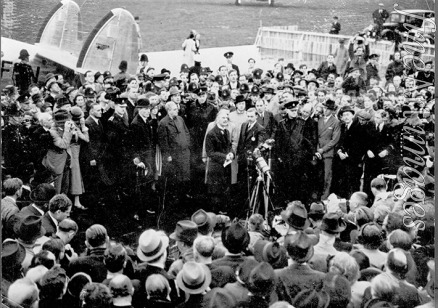 Unbekannter Fotograf - Chamberlain bei der Rückkehr von der Münchner Konferenz, 30. September 1938