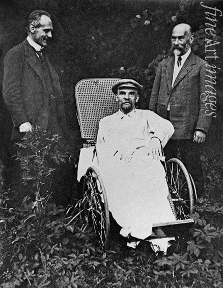 Anonymous - Lenin (center) in the Gorki estate near Moscow. One of his last photos