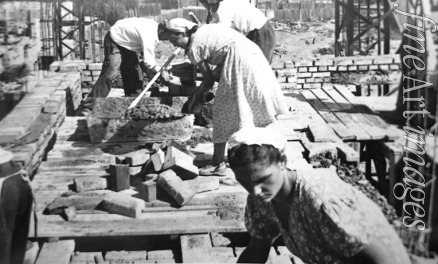 Unbekannter Fotograf - Die deutsche Brigade von Zwangsumsiedlern beim Bau des Regierungsgebäde von Tadschikistan, Stalinabad