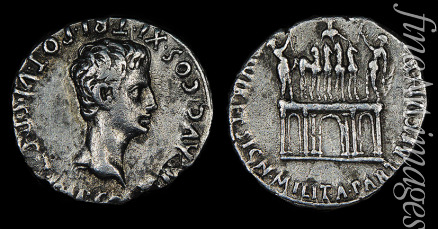 Numismatik Antike Münzen - Denar des Augustus. Vorderseite: Kopf des Augustus. Rückseite: Quadriga auf Triumphbogen 