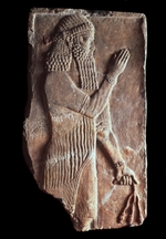 Assyrische Kunst - Priester mit dem Zweig eines Granatapfelbaums. Fragment eines Reliefs aus dem Palast des assyrischen Königs Sargon II.