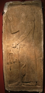 Assyrische Kunst - Priester mit dem Zweig eines Granatapfelbaums. Fragment eines Reliefs aus dem Palast des assyrischen Königs Sargon II.