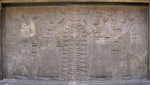 Assyrische Kunst - Relief mit zwei Figuren von Assurnasirpal II., geflügelten mythologischen Wesen und Gott Aschschur, vor dem Baum des Lebens
