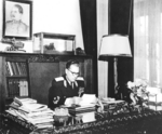 Unbekannter Fotograf - Präsident Jugoslawiens Josip Broz Tito in seinem Arbeitszimmer