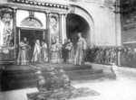 Naswetewitsch, Alexander Alexandrowitsch - Religionsvertreter erwarten die Zarenfamilie vor der Iwerskaja Kapelle. Moskau, den 15. August 1898
