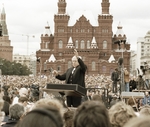 Unbekannter Fotograf - Mstislaw Rostropowitsch dirigiert ein Open-Air-Konzert auf dem Roten Platz in Moskau