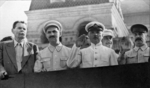 Unbekannter Fotograf - Maxim Gorki, Lasar Kaganowitsch, Kliment Woroschilow, Josef Stalin auf der Tribune des Leninmausoleums