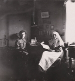 Unbekannter Fotograf - Zarewitsch Alexei von Russland mit Krankenschwester