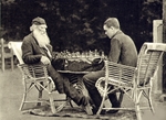Unbekannter Fotograf - Lew Tolstoi spielt Schach gegen Wladimir Tschertkow. Jasnaja Poljana