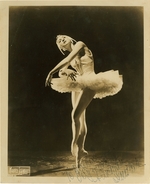 Unbekannter Fotograf - Balletttänzerin Alexandra Danilowa im Ballett Schwanensee