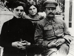 Unbekannter Fotograf - Josef Stalin mit Tochter Swetlana und Sohn Wassili (1921-1962)