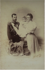 Lewizki, Sergei Lwowitsch - Porträt von Zar Nikolaus II. von Russland mit Alexandra Fjodorowna und Tochter Olga