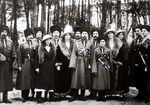 Unbekannter Fotograf - Die Familie des Zaren Nikolaus II. von Russland mit Kuban-Kosaken