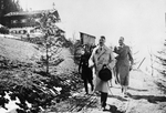 Unbekannter Fotograf - Adolf Hitler Anfang 1944 vor dem Berghof