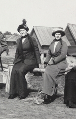 Unbekannter Fotograf - Maria Jewgenjewna Golowina, Sekretärin des Rasputin (rechts) und Julia Alexandrowna Den