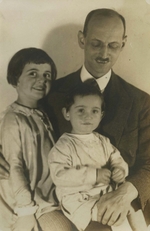 Unbekannter Fotograf - Anne Frank (sitzt) mit ihrem Vater Otto und älteren Schwester Margot. Frankfurt am Main