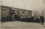 Unbekannter Fotograf - Warten auf die Überführung des Leichnams von Lew Tolstoi am Bahnwärterhäuschen von Astapowo, 20. November 1910