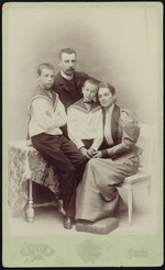 Unbekannter Fotograf - Familienporträt des Felix Graf Sumarokow-Elston und der Prinzessin Zenaide Jussupowa mit Söhne Nikolai und Felix