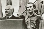 Unbekannter Fotograf - Der FDJ-Vorsitzende Erich Honecker neben DDR-Staatspräsident Wilhelm Pieck