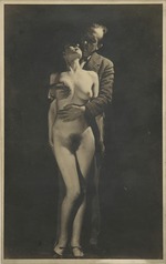 Unbekannter Fotograf - Porträt von Paul Éluard mit einer nackten Frau in seinen Armen