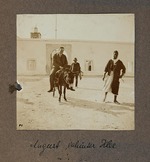 Unbekannter Fotograf - Paul Klee und August Macke vor der Moschee, Tunesien
