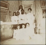 Unbekannter Fotograf - Grigori Rasputin mit Kaiserin Alexandra Fjodorowna, ihren fünf Kinder und (rechts sitztend) Gouvernantin Maria Wischnjakowa
