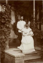Unbekannter Fotograf - Zar Nikolaus II. und Kaiserin Alexandra Fjodorowna mit ihren zweiten Tochter Großfürstin Tatjana