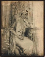 Unbekannter Fotograf - Porträt von Prinzessin Irina Alexandrowna von Russland (1895-1970), mit einer Kreation von Maison Irfé bekleidet 