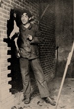 Unbekannter Fotograf - Chaim Soutine (1893-1943) mit Huhn vor Backsteinmauer