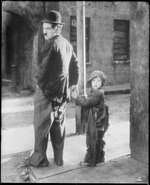 Unbekannter Fotograf - Charlie Chaplin im Film Der Vagabund und das Kind