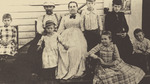 Unbekannter Fotograf - Die Tesla-Familie: Vater Milutin, Mutter Duka, Bruder Dane und Schwestern Milka, Angelina und Marica. Nikola ganz links
