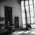 Unbekannter Fotograf - Konstantin Melnikow im Wohnzimmer seines Hauses