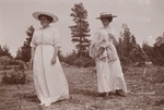 Anonymous - Anna Alexandrovna Vyrubova (left), best friend and confidante to Tsaritsa Alexandra Fyodorovna