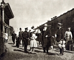 Anonymous - Leo Tolstoy and his granddaughter at the railway station Krekshino