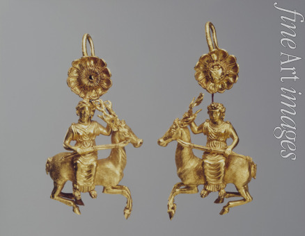 Ancient jewelry - Pair of gold earrings with a figure of Artemis