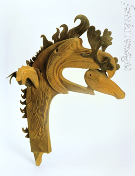 Frühe Kulturen des Altai Hügelgrab Pazyryk - Aufsatz in Form eines Greifenkopfes mit Hirschkopf im Schnabel