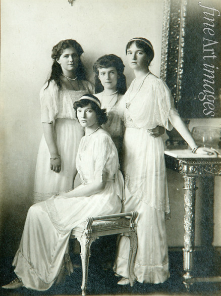 Fotoatelier K. von Hahn - Die Großfürstinnen Olga von Russland, Tatjana von Russland, Maria von Russland und Anastasia von Russland im Wohnzimmer