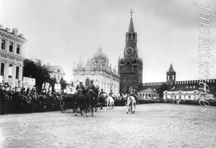 Photo studio K. von Hahn - Tsar Nicholas II receives the parade of the pupils of Moscow in the Kremlin