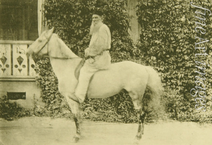 Tolstaya Sophia Andreevna - Leo Tolstoy on horseback in Moscow