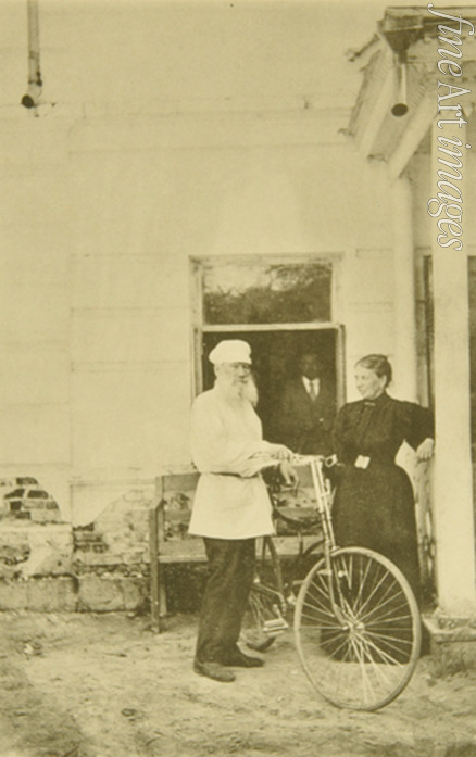 Tolstaya Sophia Andreevna - Leo Tolstoy with a Bicycle