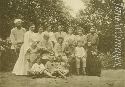 Tolstaya Sophia Andreevna - Leo Tolstoy with his Family in Yasnaya Polyana
