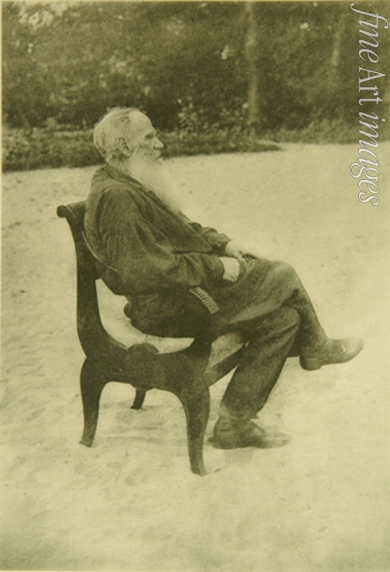 Tolstaya Sophia Andreevna - Leo Tolstoy poses for a portrait