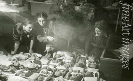 Anonymous - Actresses of the Moscow Art Theatre prepared the presents for Red Army