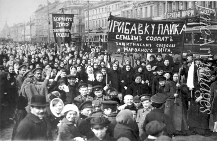 Unbekannter Fotograf - Die demonstrierenden Streikenden aus dem Petrograder Putilow-Werk am 23. Februar 1917