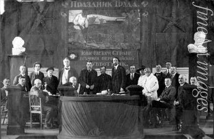 Unbekannter Fotograf - Grigori Sinowjew, Maxim Gorki und Fjodor Schaljapin auf einer Veranstaltung anlässlich des 1. Mai