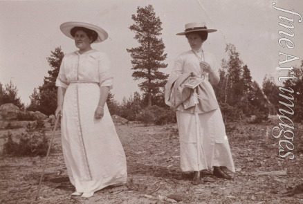 Anonymous - Anna Alexandrovna Vyrubova (left), best friend and confidante to Tsaritsa Alexandra Fyodorovna