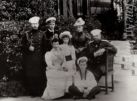 Russischer Fotograf - Die Familie des Zaren Alexander III.  Links der älteste Sohn Nikolai, der spätere Zar Nikolaus II.