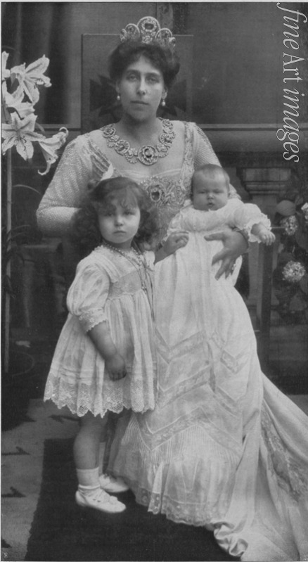 Unbekannter Fotograf - Prinzessin Victoria Melita von Sachsen-Coburg und Gotha mit Töchter Maria und Kira