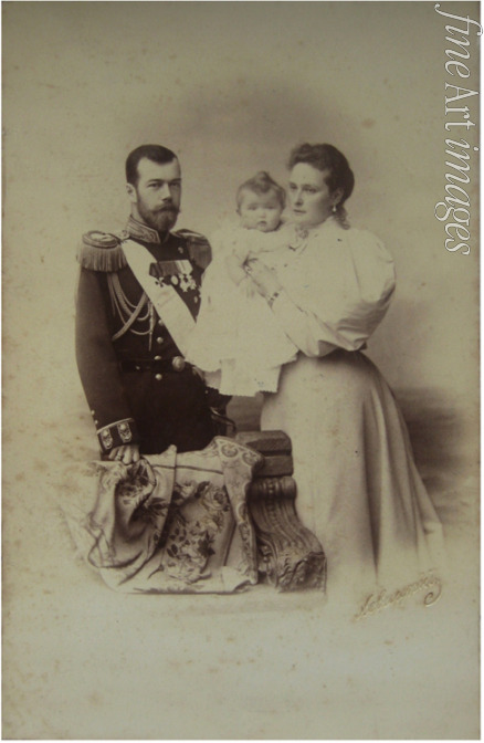 Lewizki Sergei Lwowitsch - Porträt von Zar Nikolaus II. von Russland mit Alexandra Fjodorowna und Tochter Olga